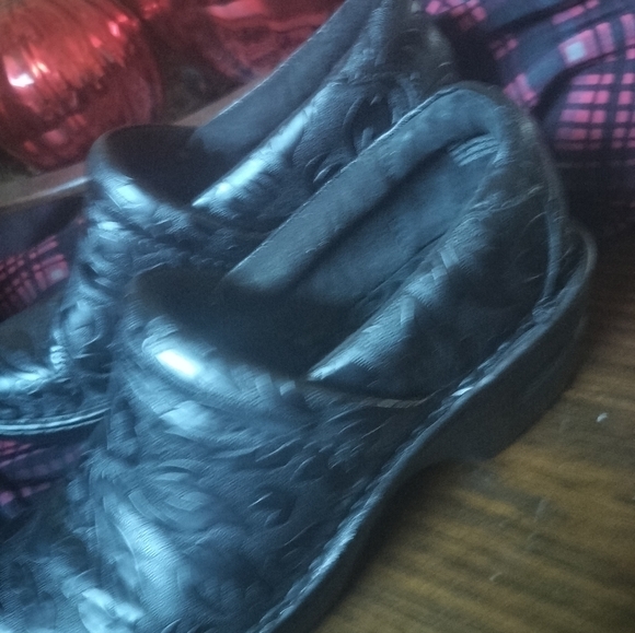 B.O.C. black leather slip-on shoes size 7 - Picture 5 of 5